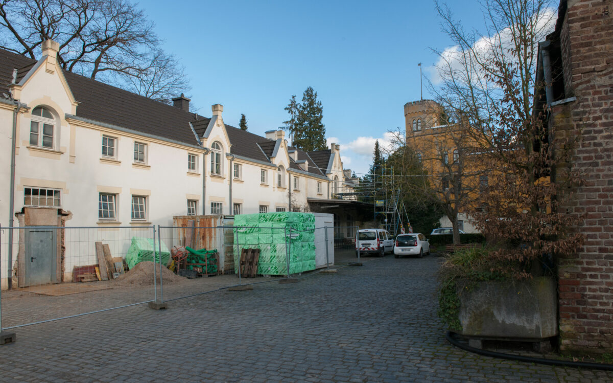 Burg Medinghoven STUCK LINDEN